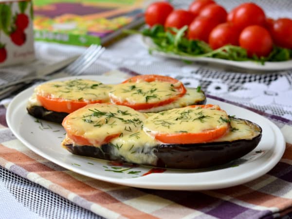 Рецепт блюда "Горячая закуска из баклажанов и помидоров под сыром"